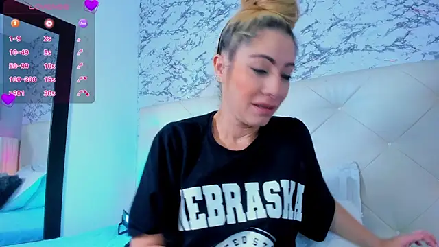 Snapshot of viktoria_davis_ chatting on 02/19/25, 08:41 viktoria davis online show from 02/19/25, 08:41