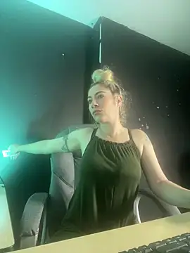 Snapshot of viktoria_davis_ chatting on 03/05/25, 10:43 viktoria davis online show from 03/05/25, 10:43