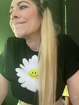 Snapshot of viktoria_davis_ chatting on 03/11/25, 01:05 viktoria davis online show from 03/11/25, 01:05