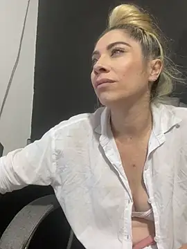 Snapshot of viktoria_davis_ chatting on 03/15/25, 01:19 viktoria davis online show from 03/15/25, 01:19