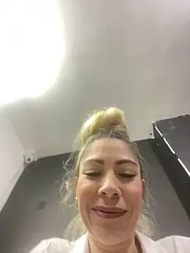 Snapshot of viktoria_davis_ chatting on 03/15/25, 10:22 viktoria davis online show from 03/15/25, 10:22