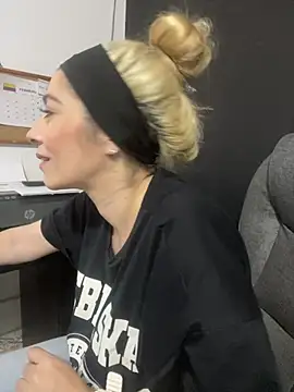 Snapshot of viktoria_davis_ chatting on 03/17/25, 11:21 viktoria davis online show from 03/17/25, 11:21