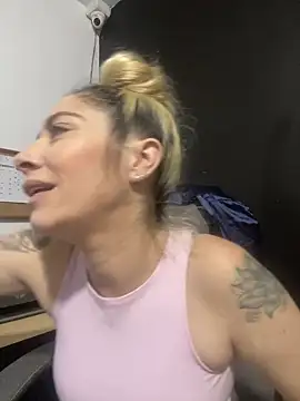 Snapshot of viktoria_davis_ chatting on 03/21/25, 12:40 viktoria davis online show from 03/21/25, 12:40