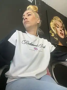 Snapshot of viktoria_davis_ chatting on 10/01/25, 11:33 viktoria davis online show from 10/01/25, 11:33