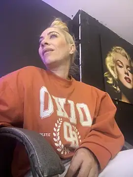 Snapshot of viktoria_davis_ chatting on 10/09/25, 11:47 viktoria davis online show from 10/09/25, 11:47