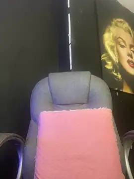 Snapshot of viktoria_davis_ chatting on 10/28/25, 12:58 viktoria davis online show from 10/28/25, 12:58