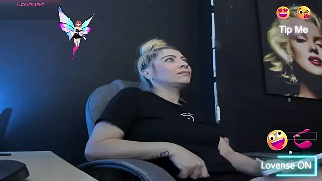 Snapshot of viktoria_davis_ chatting on 11/06/25, 11:04 viktoria davis online show from 11/06/25, 11:04