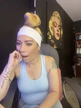 Snapshot of viktoria_davis_ chatting on 11/18/25, 11:59 viktoria davis online show from 11/18/25, 11:59