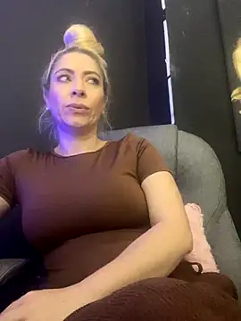 Snapshot of viktoria_davis_ chatting on 11/20/25, 12:55 viktoria davis online show from 11/20/25, 12:55