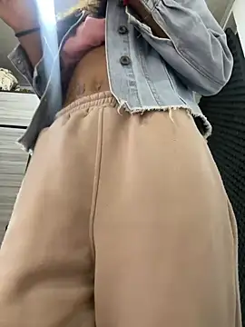 Snapshot of zoe_storm chatting on 02/07/25, 08:31 zoe storm online show from 02/07/25, 08:31