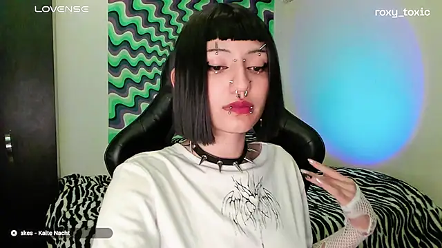 Snapshot of roxy_toxic chatting on 03/19/25, 01:54 roxy toxic online show from 03/19/25, 01:54
