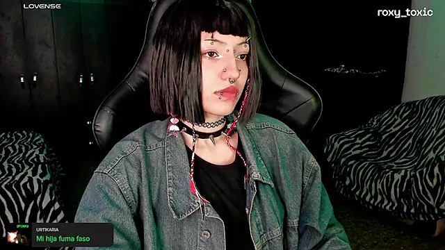 Snapshot of roxy_toxic chatting on 10/17/25, 02:15 roxy toxic online show from 10/17/25, 02:15