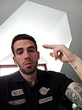 Snapshot of desirtexzle chatting on 02/21/25, 01:11 desirtexzle online show from 02/21/25, 01:11