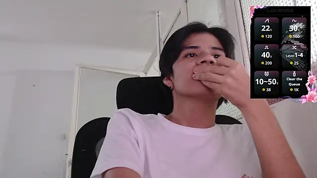 Snapshot of Dha_lia0 chatting on 10/18/25, 01:45 Dha lia0 online show from 10/18/25, 01:45