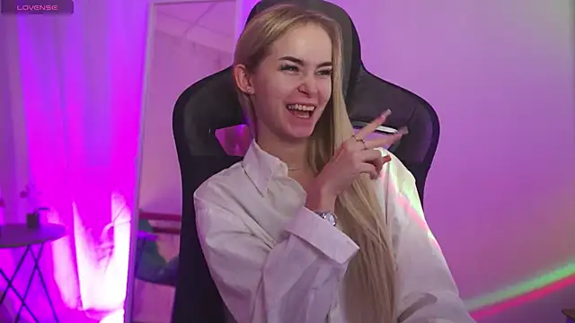 Snapshot of DakotaaJohnnson chatting on 10/28/25, 12:19 DakotaaJohnnson online show from 10/28/25, 12:19