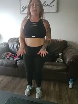 Snapshot of TattedMamaXOXO chatting on 11/18/25, 05:06 TattedMamaXOXO online show from 11/18/25, 05:06