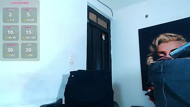 Snapshot of licy_blonde_hot chatting on 11/08/25, 04:07 licy blonde hot online show from 11/08/25, 04:07