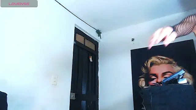 Snapshot of licy_blonde_hot chatting on 11/20/25, 01:28 licy blonde hot online show from 11/20/25, 01:28