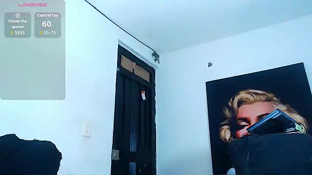 Snapshot of licy_blonde_hot chatting on 11/22/25, 05:17 licy blonde hot online show from 11/22/25, 05:17