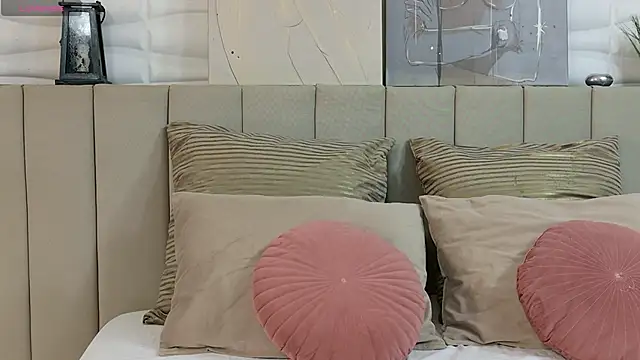 Snapshot of Elly_Ross chatting on 11/23/25, 05:07 Elly Ross online show from 11/23/25, 05:07