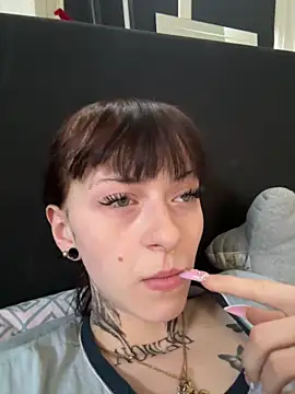 Ciara2004 online show from 12/16/25, 09:36