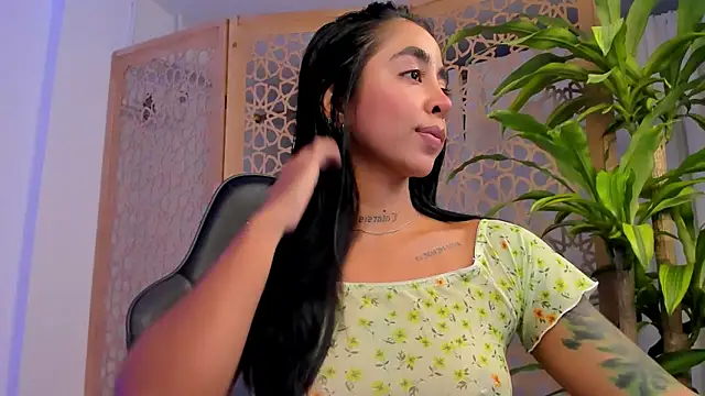 sophierooy22 online show from 02/05/25, 12:49