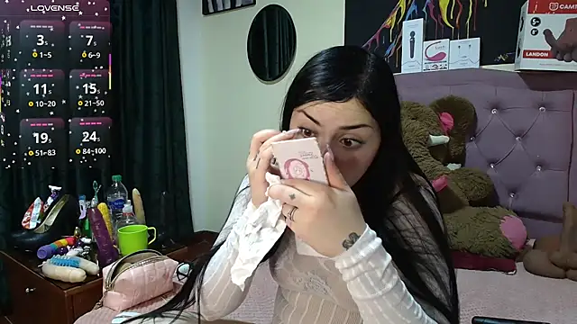 Snapshot of Emmie_Hot chatting on 06/05/26, 11:49 Emmie Hot online show from 06/05/26, 11:49