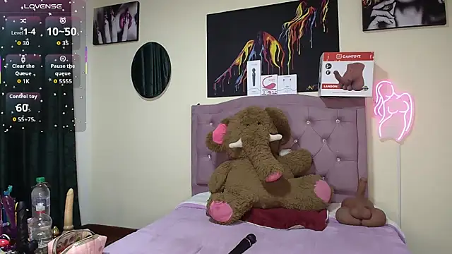 Snapshot of Emmie_Hot chatting on 06/20/26, 11:57 Emmie Hot online show from 06/20/26, 11:57