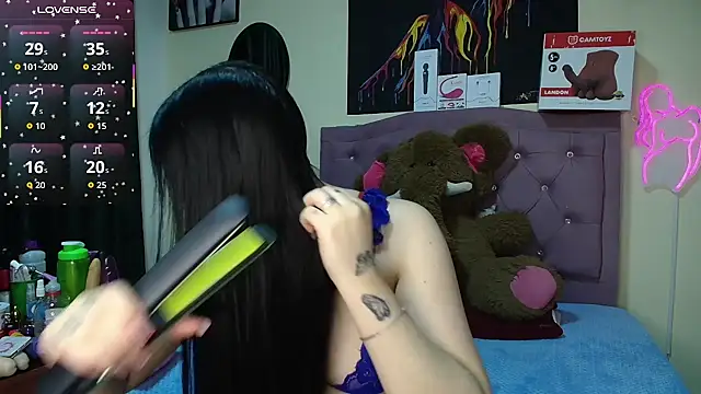 Snapshot of Emmie_Hot chatting on 07/07/26, 11:58 Emmie Hot online show from 07/07/26, 11:58