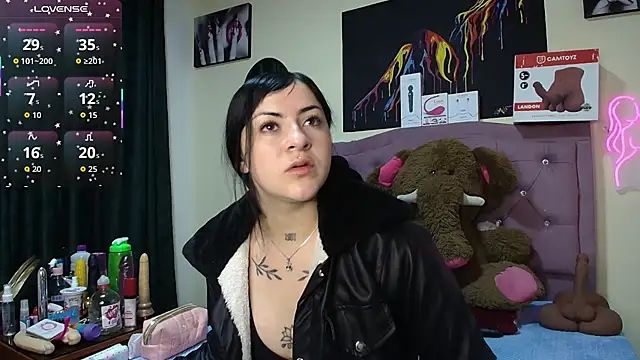 Snapshot of Emmie_Hot chatting on 07/11/26, 11:46 Emmie Hot online show from 07/11/26, 11:46