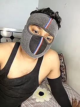 Snapshot of Love-N chatting on 11/21/25, 12:32 Love-N online show from 11/21/25, 12:32