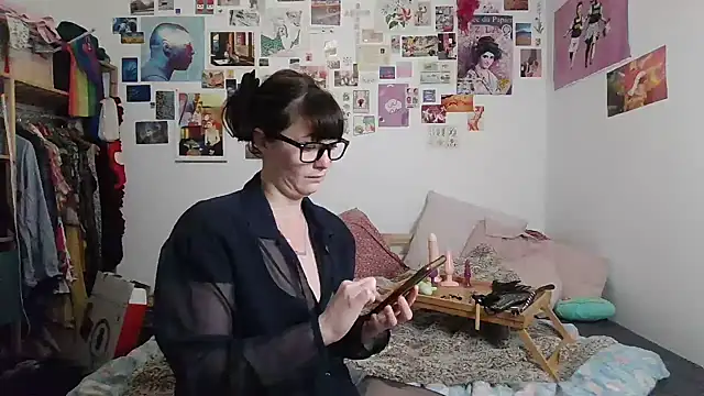 AdorahB3ll3 online show from 03/17/25, 08:09