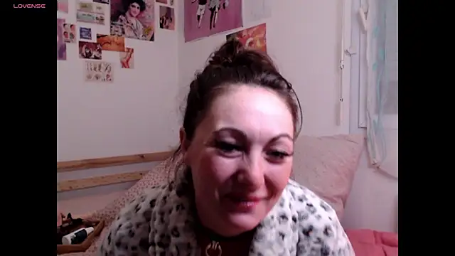 AdorahB3ll3 online show from 10/14/25, 07:03