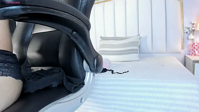 Snapshot of Raven_jade_ chatting on 09/11/25, 03:39 Raven jade online show from 09/11/25, 03:39