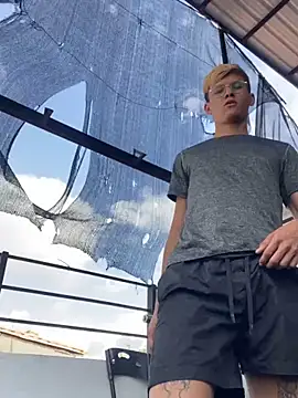 izan 20 online show from 03/19/25, 02:46