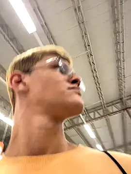 izan 20 online show from 11/13/25, 11:14