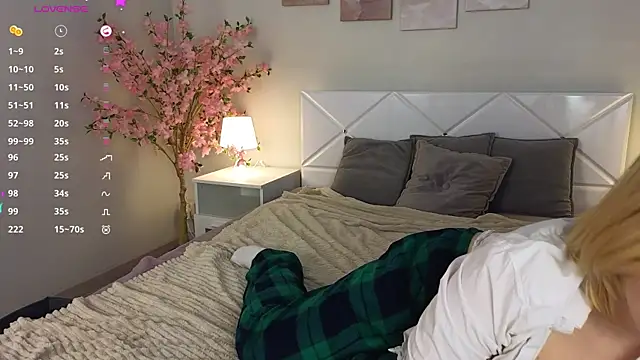 Snapshot of Manic_pixie_ chatting on 03/02/25, 10:56 Manic pixie online show from 03/02/25, 10:56