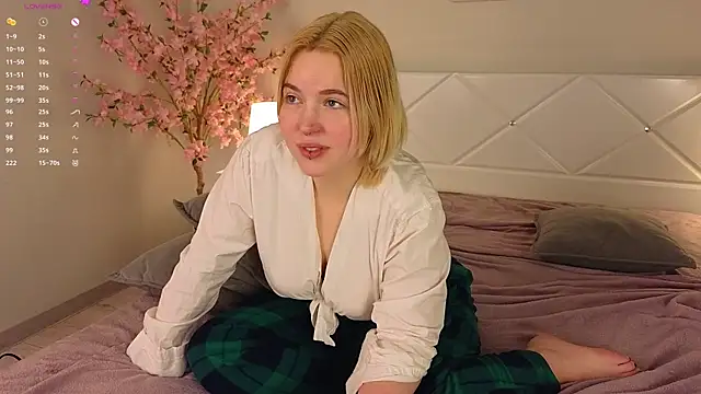 Snapshot of Manic_pixie_ chatting on 03/07/25, 04:44 Manic pixie online show from 03/07/25, 04:44