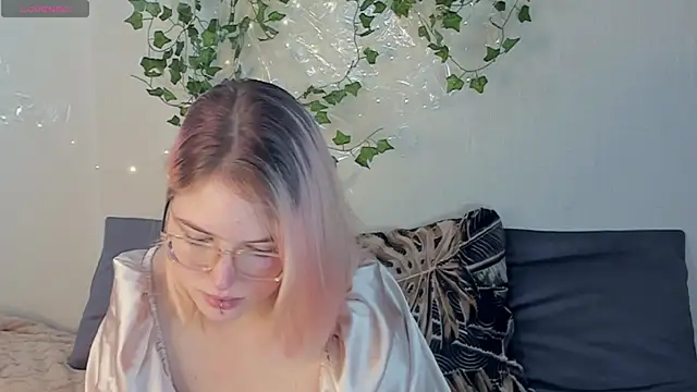 Snapshot of Manic_pixie_ chatting on 09/12/25, 02:06 Manic pixie online show from 09/12/25, 02:06