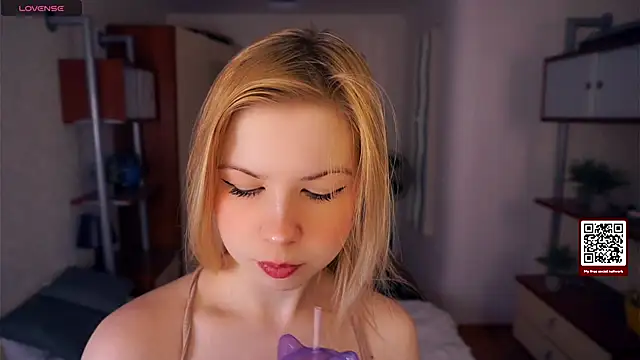 LynetHakes online show from 10/01/25, 04:07