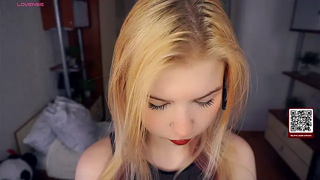 LynetHakes online show from 11/17/25, 04:18