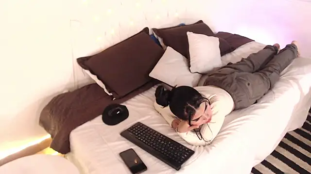 saray  jones online show from 03/18/25, 12:47