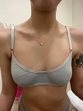 Snapshot of White_Lu chatting on 02/03/25, 01:19 White Lu online show from 02/03/25, 01:19