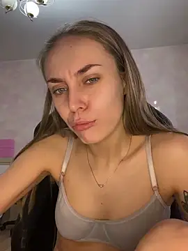 Snapshot of White_Lu chatting on 02/15/25, 02:26 White Lu online show from 02/15/25, 02:26