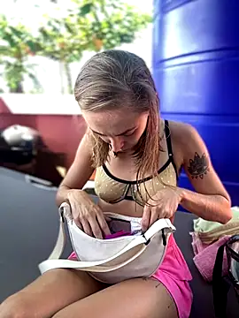 Snapshot of White_Lu chatting on 10/05/25, 03:05 White Lu online show from 10/05/25, 03:05