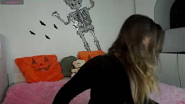 Snapshot of nawuwu chatting on 10/30/25, 04:14 nawuwu online show from 10/30/25, 04:14