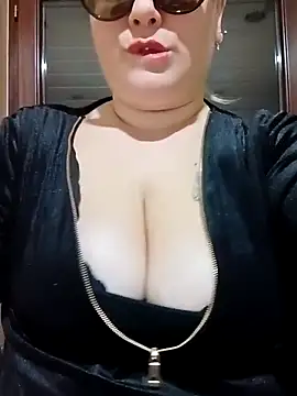 Snapshot of topina8 chatting on 11/24/25, 04:07 topina8 online show from 11/24/25, 04:07