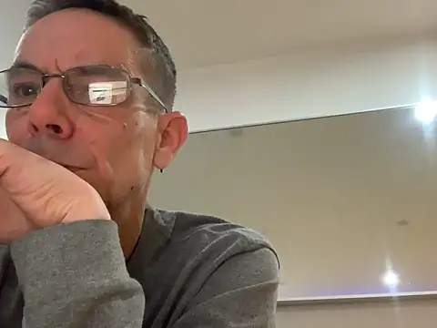 Kenhornu online show from 12/17/25, 09:32