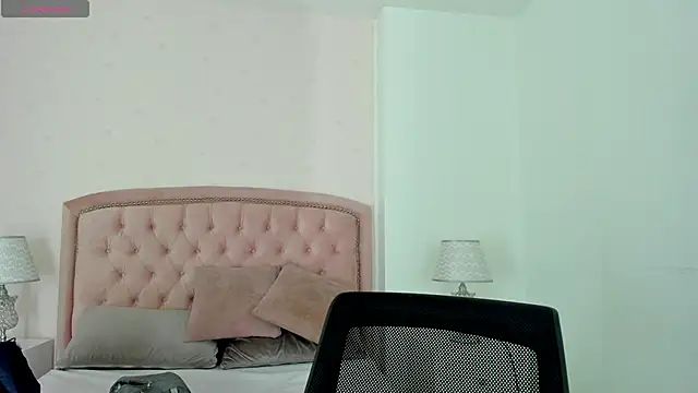 Snapshot of Kendall__Fox chatting on 10/17/25, 04:48 Kendall Fox online show from 10/17/25, 04:48