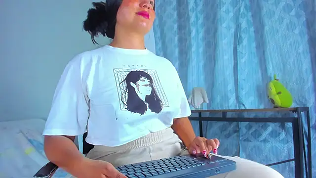 Snapshot of evaa_greey chatting on 11/08/25, 08:07 evaa greey online show from 11/08/25, 08:07